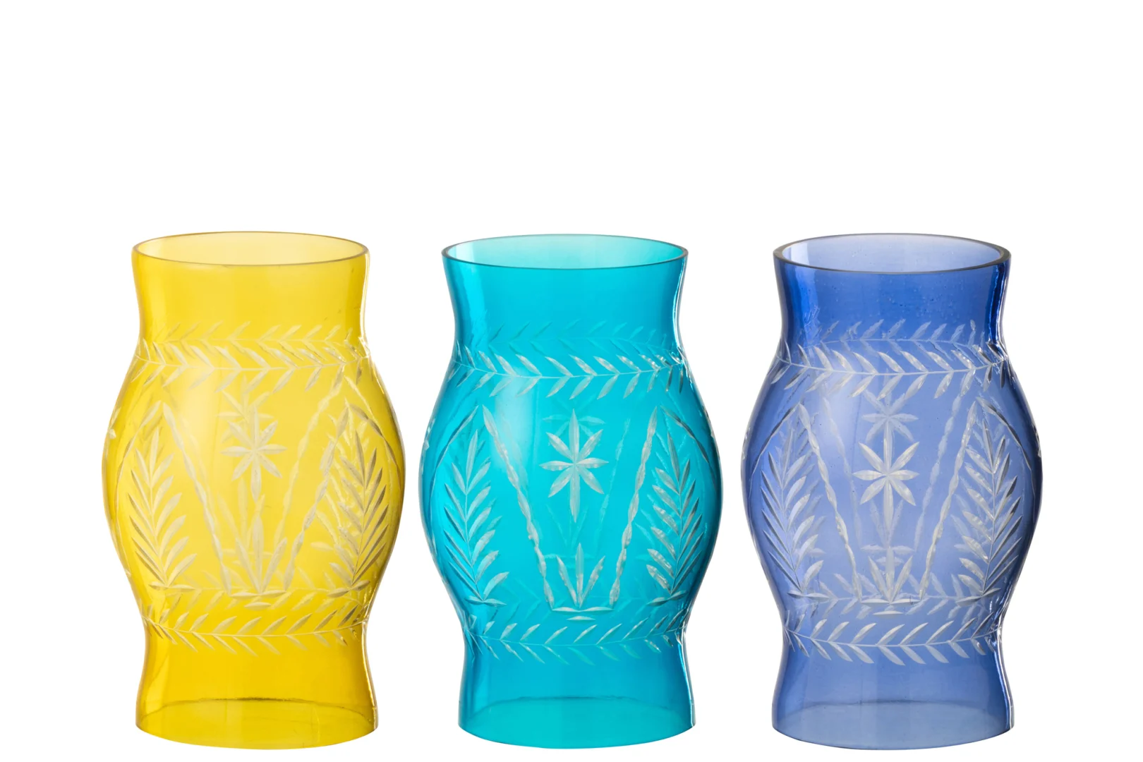 De Orkaan Tarifa Glas Mix Set van 3 - Kaarsenhouders heeft drie glazen kandelaars in geel, groenblauw en blauw met wit geëtste bloem- en bladmotieven, naast elkaar op een witte achtergrond.