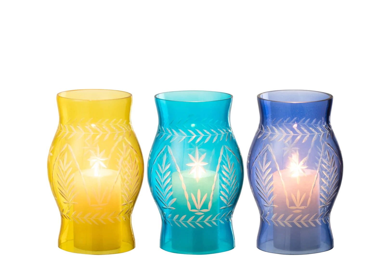 De Orkaan Tarifa Glas Mix Set van 3 kaarsenhouders bevat gele, turquoise en blauwe glazen houders met geëtste blad- en stermotieven, elk gevuld met brandende kaarsen, naast elkaar op een witte achtergrond.