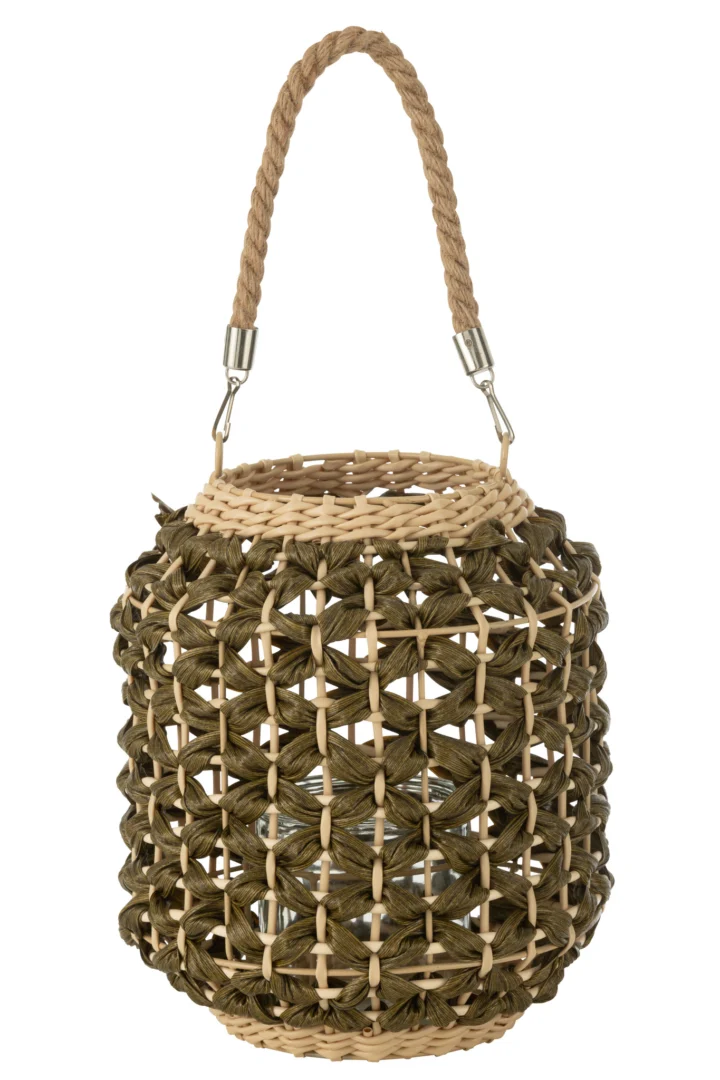 De Lantaarn Ubeda Riet Groen Natuurlijk is een cilindervormige gevlochten lantaarn met een handvat van natuurlijk touw, donkergroene en beige gevlochten strengen en een glazen kaarshouder aan de binnenkant.