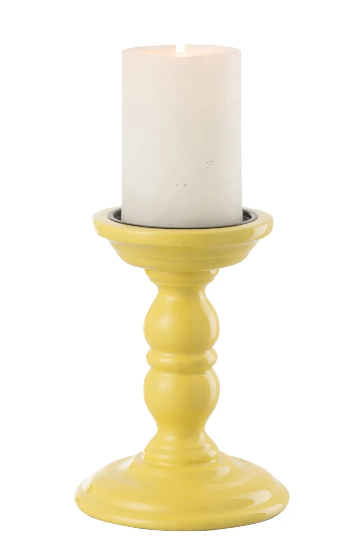 Een witte pilaarkaars rust op de Kaarsenhouder Dumbbel Mangohout Geel, een houder van geel mangohout met een ronde voet en gegroefde steel, tegen een effen witte achtergrond.
