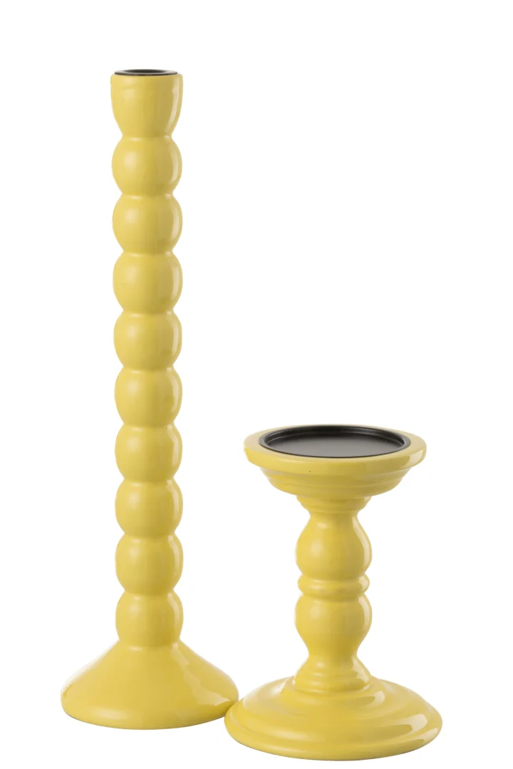 Set van twee kandelaars van geel mangohout: de ene hoog en smal, de andere kort en breed, beide met rond gestapeld ontwerp. Product: Kaarsenhouder Mangohout Geel.