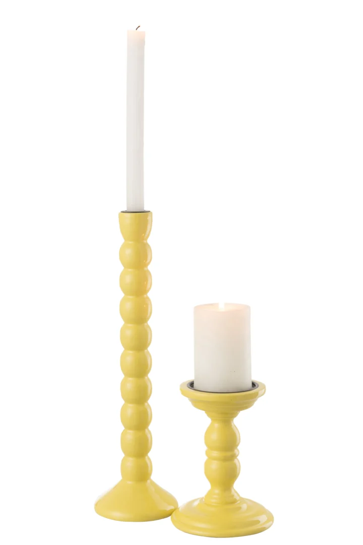 Twee Kaarsenhouder Mangohout Geel kandelaars met ronde, gestapelde motieven: de ene kaarsenhouder heeft een hoge witte conische kaars, de andere een korte witte pilaarkaars.