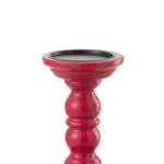 De Kaarsenhouder Dumbbel Mangohout Fuchsia heeft een glanzende fuchsia houten standaard met een brede, ronde basis en voetstuk, met daarop een plat zwart cirkelvormig oppervlak.