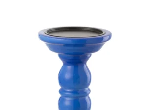De Kaarsenhouder Dumbbel Mangohout Blauw is een glanzende, kobaltblauwe kandelaar met een ronde voet en gebogen voet, ontworpen voor pilaarkaarsen. Afgebeeld op een effen witte achtergrond.