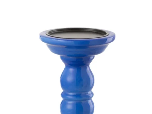 De Kaarsenhouder Dumbbel Mangohout Blauw is een glanzende, kobaltblauwe kandelaar met een ronde voet en gebogen voet, ontworpen voor pilaarkaarsen. Afgebeeld op een effen witte achtergrond.