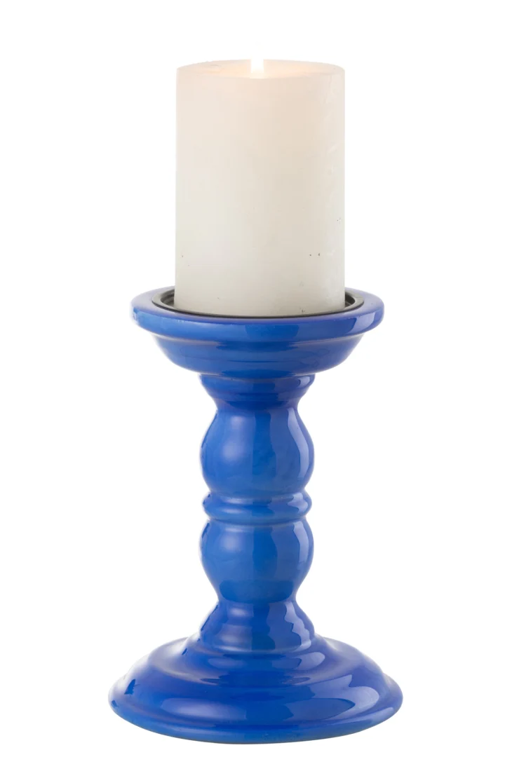 Een witte pilaarkaars brandt op de Kaarsenhouder Dumbbel Mangohout Blauw, een glanzend blauwe houten kandelaar met een ronde voet en een elegante gebogen steel.