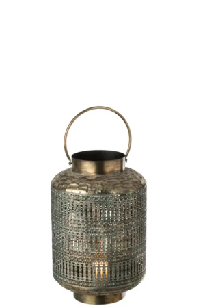De Lantaarn Cilinder Antiek IJzer Brons Klein is een kleine cilindervormige metalen lantaarn met een handvat aan de bovenkant en een geperforeerd patroon. De lantaarn geeft een warme gloed door de perforaties wanneer hij aangestoken wordt.