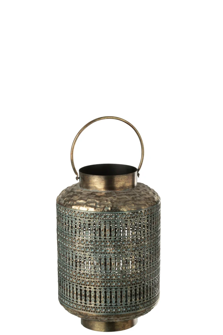 De Lantaarn Cilinder Antiek IJzer Brons Klein is een decoratieve metalen lantaarn met een gestructureerd, geperforeerd cilindrisch lamphuis, een ronde voet, een grote gebogen handgreep aan de bovenkant en een antiek bronzen afwerking.