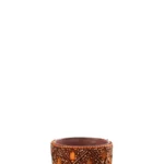 Theelichthouder Glas Kralen Donkerbruin Roestbruin Klein is een kleine, donkerbruine glazen kandelaar met oranje edelsteenaccenten en ingewikkeld ruitvormig kralenwerk, tegen een effen witte achtergrond.