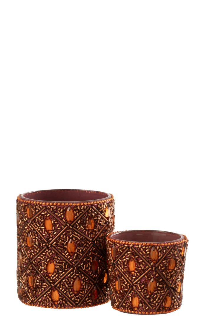 Een grote donkerbruine en roestbruine glazen theelichthouder, versierd met ingewikkelde kralen, wordt weergegeven tegen een witte achtergrond.