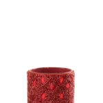 Theelichthouder Glas Kralen Kerst Rood Groot: een decoratieve kandelaar van rood glas met een gestructureerd oppervlak in ruitpatroon met ingebedde kraalaccenten op een effen witte achtergrond.