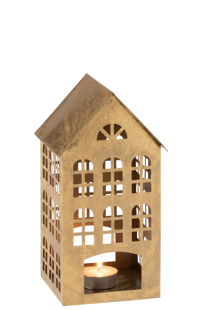 De Kaarsenhouder Huis Kappa IJzer Goud is een goudmetalen kandelaar in de vorm van een huis met uitgesneden ramen en een schuin dak, ontworpen om een brandend waxinelichtje in te plaatsen.