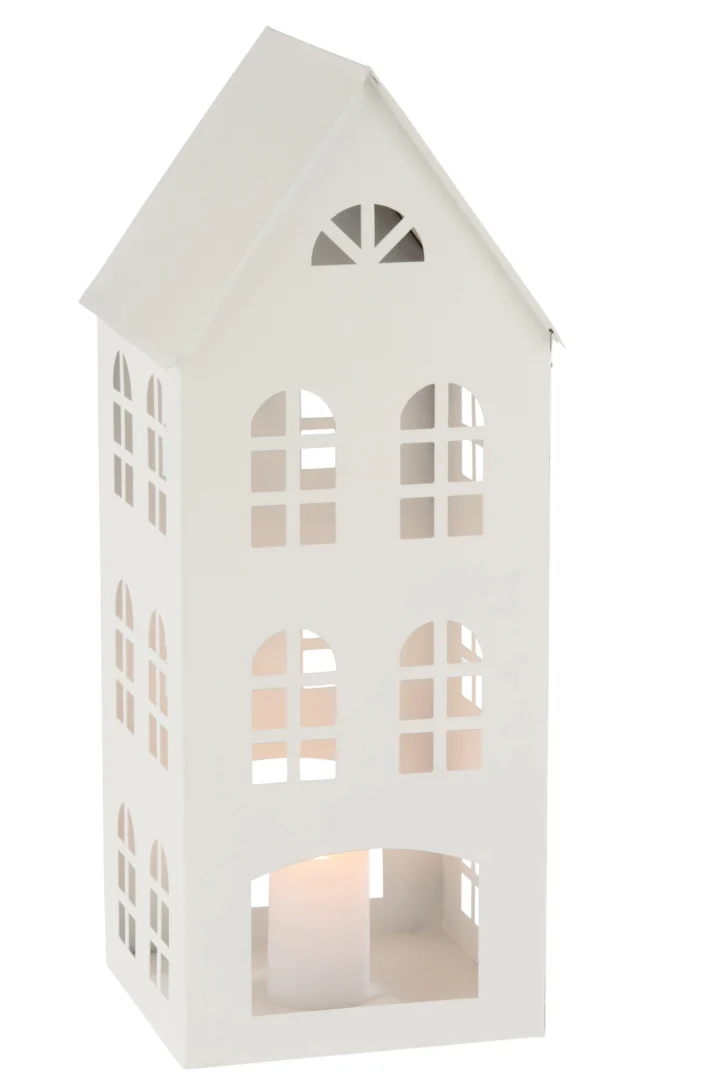 De Kaarsenhouder Huis Psi IJzer Wit is een witte, metalen kandelaar in de vorm van een hoog huis met boogramen en een schuin dak, met binnenin een gloeiend licht.