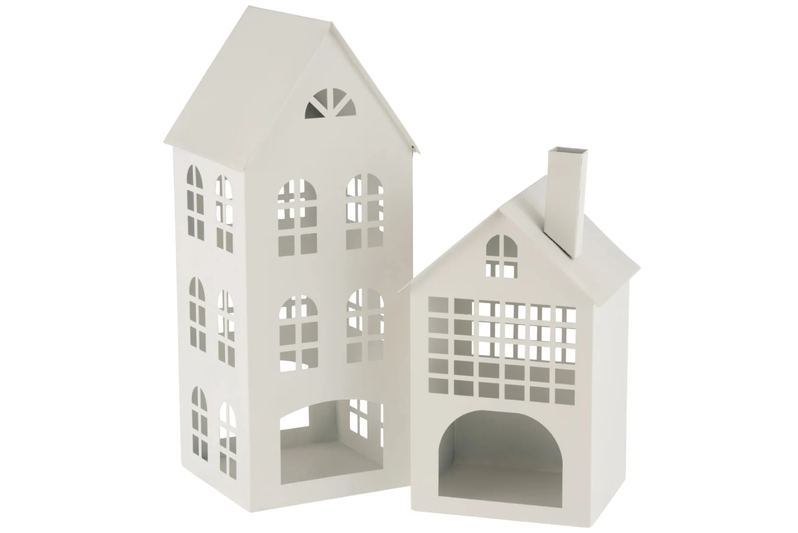 Twee witte metalen lantaarns, Kaarsenhouder Huis Psi IJzer Wit, in de vorm van huisjes met boogramen - een hogere en een kortere met een schoorsteen - naast elkaar geplaatst op een witte achtergrond.
