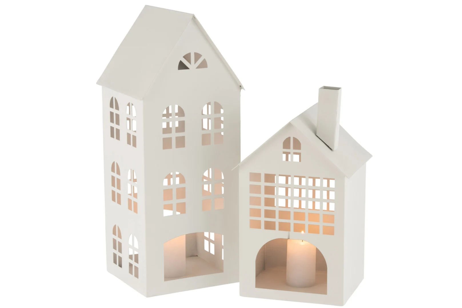 Het Kaarsenhouder Huis Psi IJzer Wit bestaat uit twee witte keramische lantaarns in de vorm van een huis met rechthoekige en gewelfde ramen, elk met een brandende kaars erin, zodat ze lijken op charmante miniatuurgebouwen.