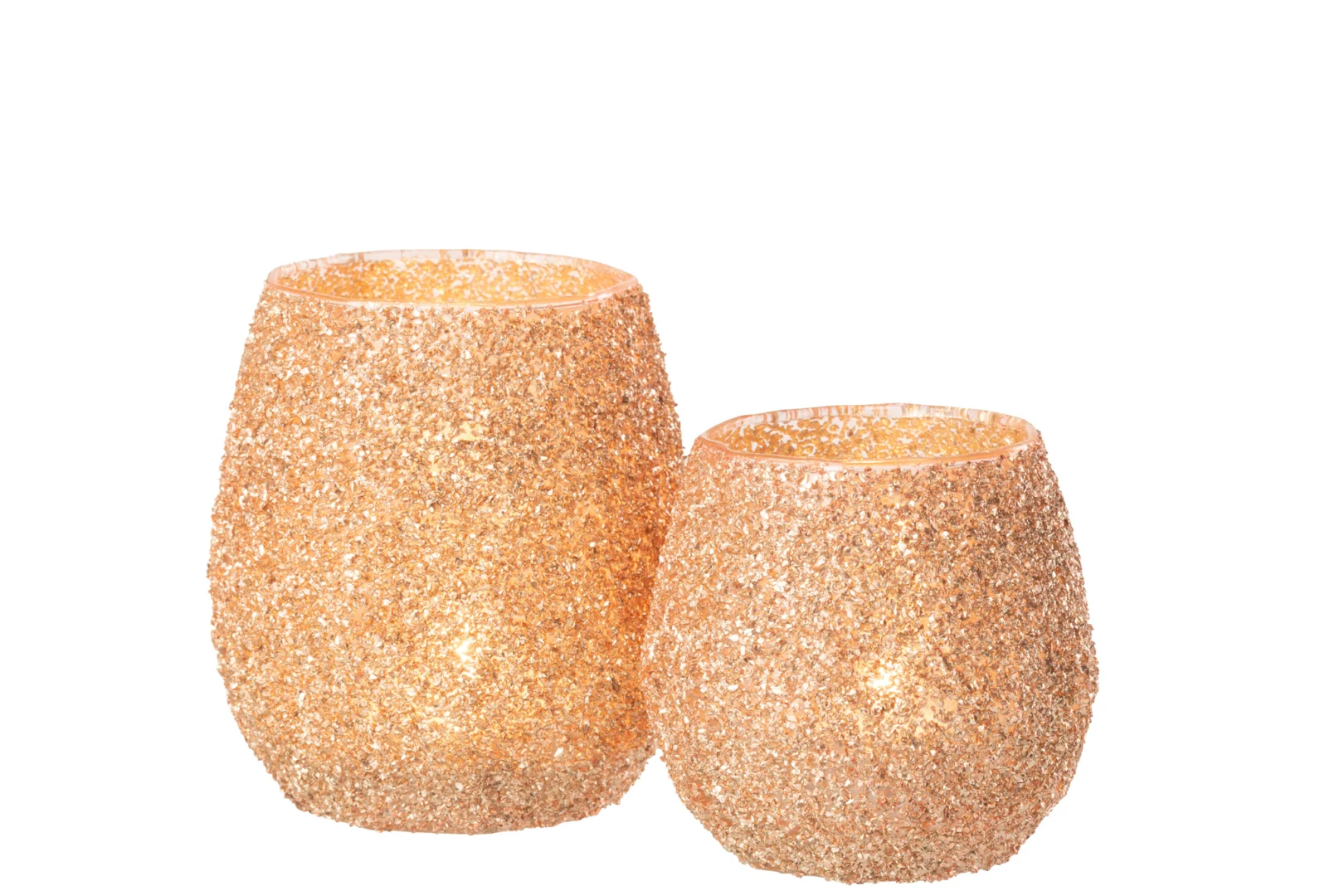Twee Theelichthouder Glas Perzik Groot kandelaars van verschillende hoogtes, bedekt met gouden glitters, zijn naast elkaar geplaatst op een witte achtergrond, elk met een warme gloed van binnenuit.