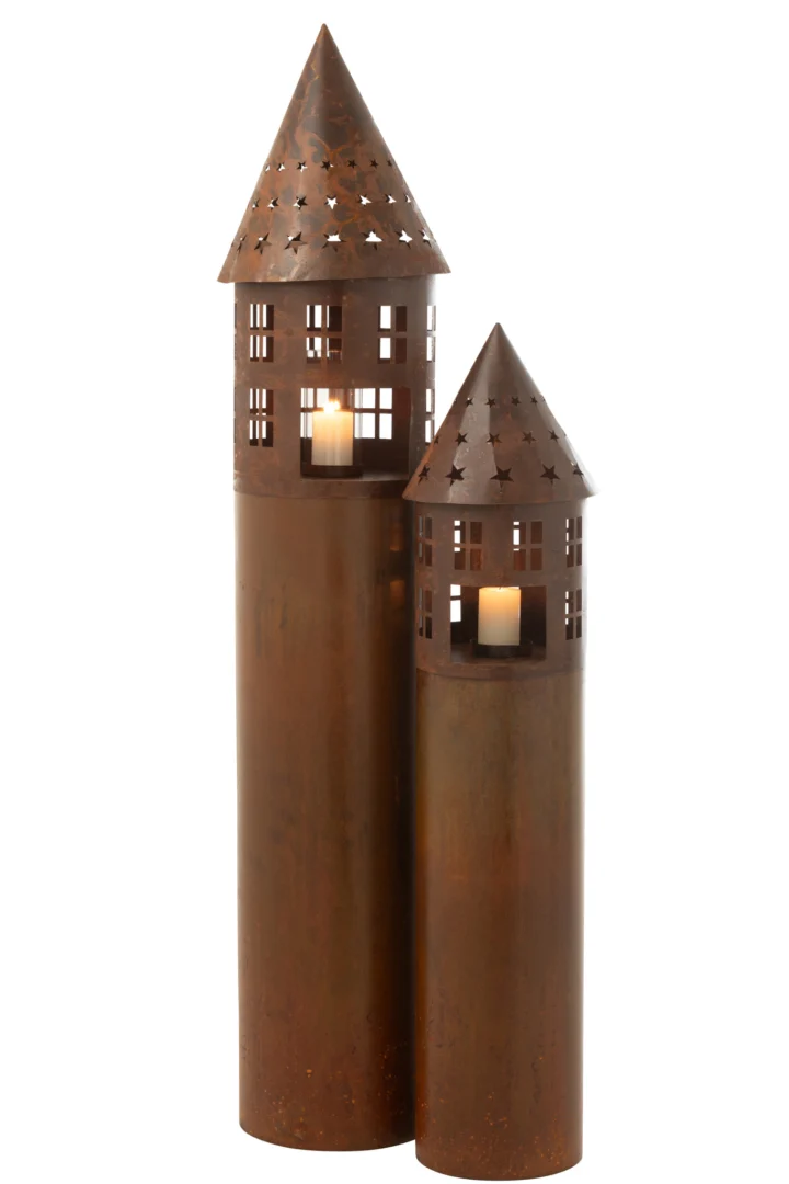 Twee hoge, cilindervormige kaarsenhouders van Kaarsenhouder Ster IJzer Roestbruin met stervormige uitsparingen en kegeldaken. Elke houder bevat een brandende kaars, die een warme gloed werpt door de decoratieve openingen.