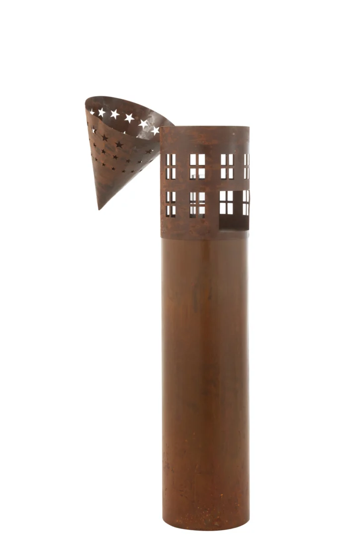 De Kaarsenhouder Ster IJzer Roestbruin is een hoge, roestbruine metalen kandelaar met vierkante raamuitsparingen en een gekantelde kegelvormige bovenkant geperforeerd met stervormen, weergegeven tegen een witte achtergrond.