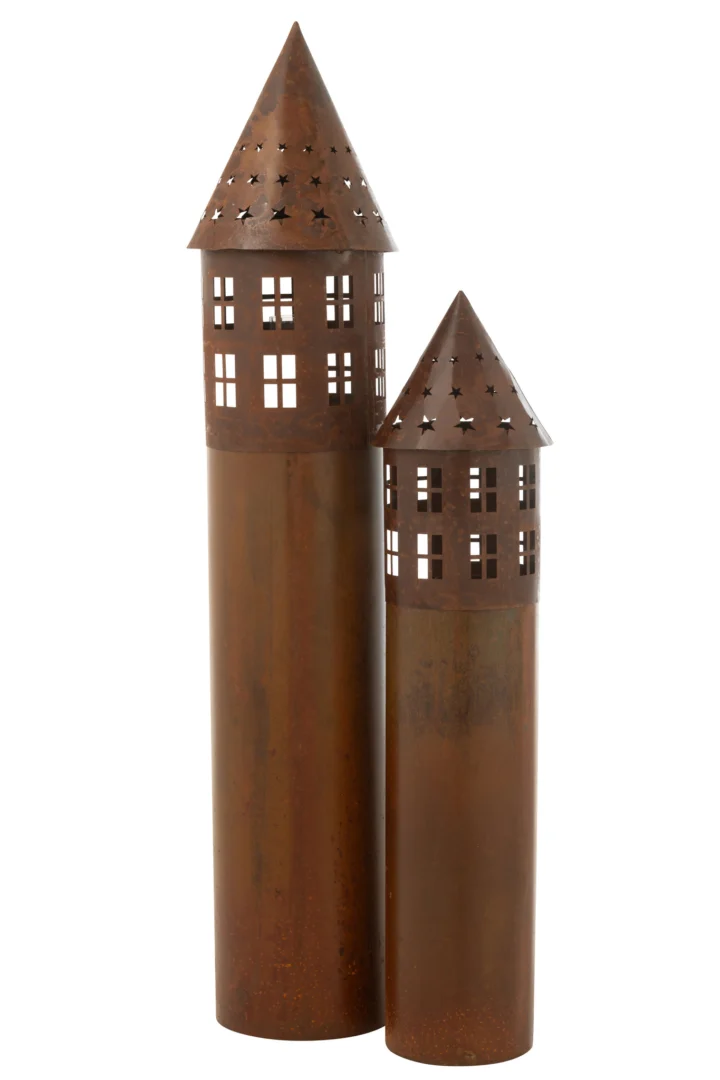 Twee hoge, roestbruin metalen lantaarns van Kaarsenhouder Ster IJzer Roestbruin met cilindrische vormen, geperforeerde daken met stervormige uitsparingen en vierkante raamvormige uitsparingen. Ze zijn verschillend van hoogte en staan naast elkaar.