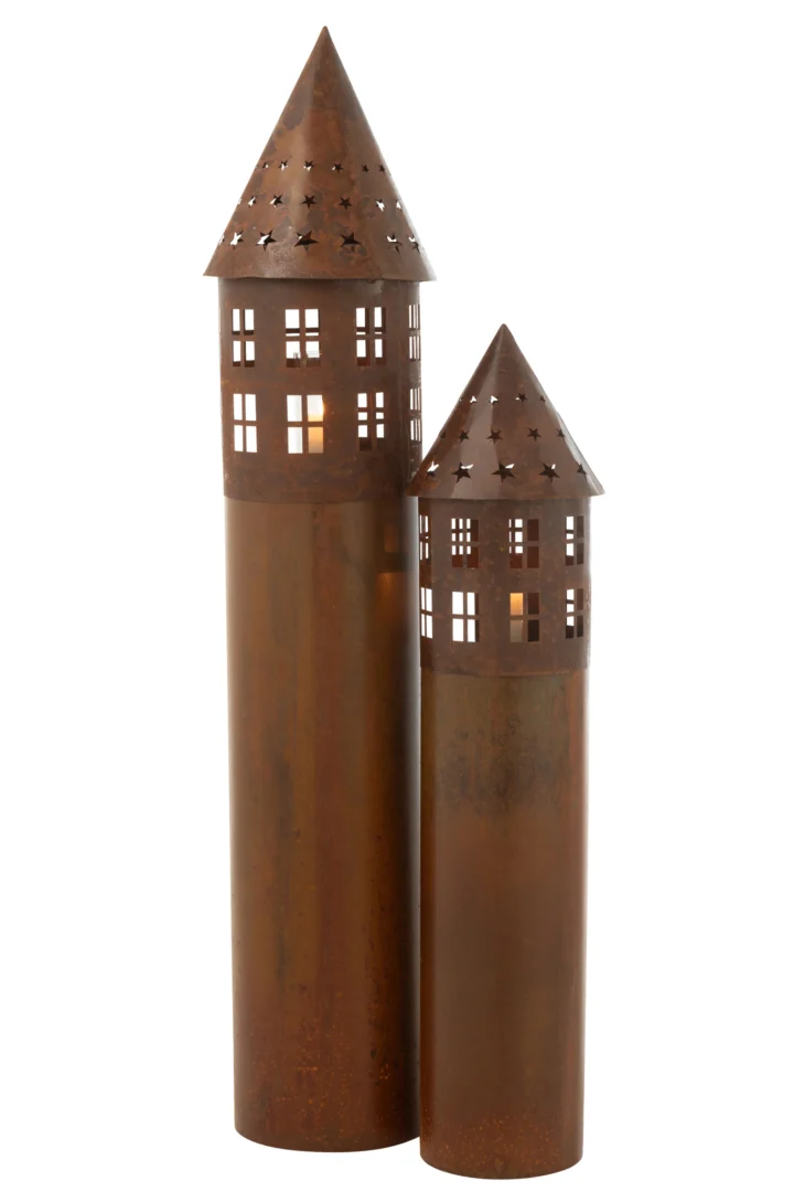Twee hoge, roestbruin ijzeren Kaarsenhouder Ster lantaarns hebben een kegelvormig dak, stervormige uitsparingen en een torenachtig ontwerp. De twee houders variëren in hoogte en breedte en geven charme als decoratief accent of als kaarsenhouder.