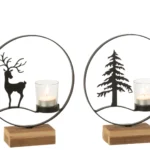 Theelichthouder Rendier Rond Hout Zwart Naturel Set van 2: Twee ronde metalen houders op houten voet, met silhouetten van een rendier en een dennenboom. Elk bevat een glazen theelicht naast het figuur in de cirkel.