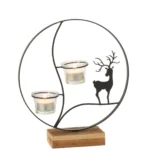 De Theelichthouder Rendier Rond Hout Zwart Naturel is een ronde metalen kandelaar met twee glazen waxinelichthouders en een silhouet van een hert, allemaal op een rechthoekige houten voet.