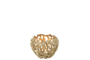 De Kaarsenhouder Blad Aluminium Goudkleurig Klein is een kleine gouden kandelaar met een ingewikkeld opengewerkt bladontwerp, afgebeeld tegen een effen witte achtergrond.