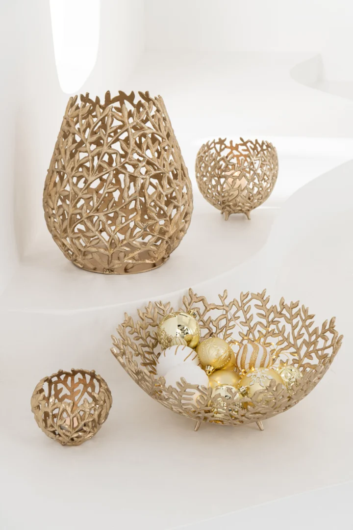 Er worden vier Kaarsenhouder Blad Aluminium Goudkleurig Klein getoond, met ingewikkelde bladmotieven. Eén houder bevat gouden en witte ornamenten; de andere zijn leeg, tegen een zachte witte achtergrond.