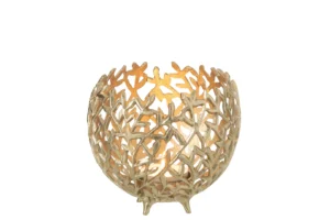 De Kaarsenhouder Blad Aluminium Goudkleurig Groot is een decoratieve, goudkleurige kandelaar met een opengewerkt bladontwerp dat een brandende kaars vasthoudt en een warme gloed verspreidt.