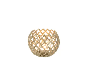 De Kaarsenhouder Aluminium Goudkleurig Medium houdt een brandende kaars vast, het opengewerkte rasterontwerp gloeit zacht tegen een witte achtergrond.