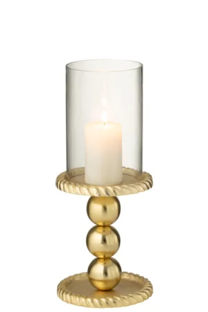 De Kaarsenhouder Aluminium Goudkleurig Klein heeft drie gouden bollen, een gestructureerde ronde basis en bovenkant, en een brandende witte pilaarkaars in een heldere glazen cilinder.