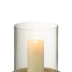 Een brandende witte pilaarkaars zit in de Kaarsenhouder Aluminium Goudkleurig, een helder glazen orkaanhouder met een ronde, goudkleurige aluminium basis met een gedraaid touwontwerp langs de rand.