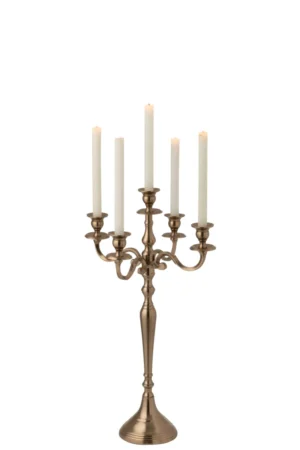 De Kaarsenhouder Aluminium Roségoud Klein is een kleine roségouden aluminium kandelaar met een sierlijke centrale stam, gebogen armen voor vijf witte taps toelopende kaarsen en een ronde basis, afgebeeld tegen een witte achtergrond.