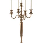 De Kaarsenhouder Aluminium Roségoud Groot is een hoge, roségoud metalen kandelaar met vijf witte conische kaarsen op sierlijke armen en een ronde, stevige voet.