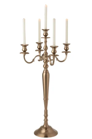 De Kaarsenhouder Aluminium Roségoud Groot is een hoge, roségoud metalen kandelaar met vijf witte conische kaarsen op sierlijke armen en een ronde, stevige voet.