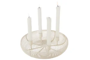 De Kaarsenhouder IJzer Wit is een minimale, moderne kandelaar van wit rond draad die vier rechtopstaande witte kaarsen toont, elk gloeiend met een klein vlammetje.