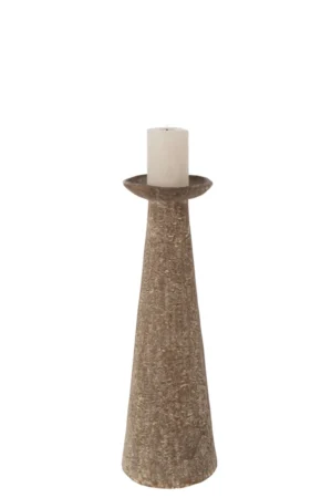 De Kaarsenhouder Aluminium Bruin Klein is een bruine kegelvormige kandelaar met textuur en een brede rand. Bovenop staat een witte pilaarkaars tegen een effen witte achtergrond.