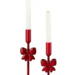 Twee brandende witte kaarsen in Kaarsenhouder Glas Donkerrood Set van 2, elk met een decoratieve strik aan de voet. De donkerrode glazen houders zijn van verschillende hoogtes, waardoor een elegante en feestelijke display ontstaat.