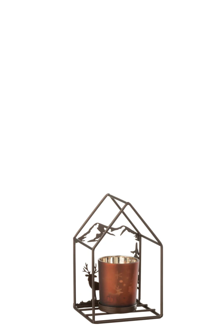 De Theelichthouder Huis Glas IJzer Roestbruin Bruin is een huisvormige kandelaar met een bruin glazen inzetstuk en metalen silhouetten van rendieren en bomen op de zijkanten.
