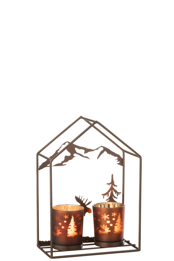 De Theelichthouder Huis IJzer Roestbruin/Bruin 2 Glazen is een huisvormige metalen kandelaar met uitsparingen voor bergen, bomen en elanden. Twee kaarsen binnenin creëren warm licht en projecteren feestelijke patronen door het unieke ontwerp.