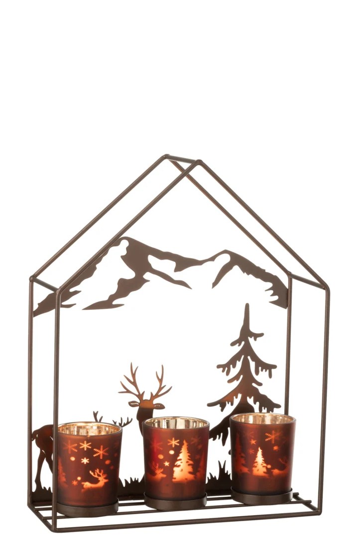 De Theelichthouder Huis IJzer Roestbruin/Bruin 3 Glazen is een huisvormige metalen kandelaar met drie glazen votiefpotjes met winterse motieven en uitgesneden silhouetten van een hert, dennenbomen en bergen voor een gezellige, rustieke uitstraling.