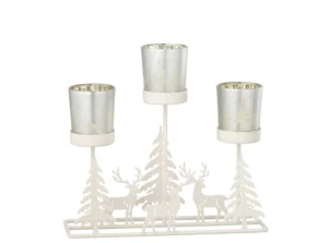 De Theelichthouder Winter Glas IJzer Wit Rood Set 3 is een wit metalen kandelaar met drie zilveren votiefhouders op verschillende hoogtes en uitgesneden bomen en herten aan de basis.