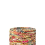 De Kaarsenhouder Kralen Glas Roze/Goud Medium is een cilindrische houder versierd met rijen roze en gouden kralen in ingewikkelde patronen, waardoor hij er levendig uitziet tegen een effen witte achtergrond.