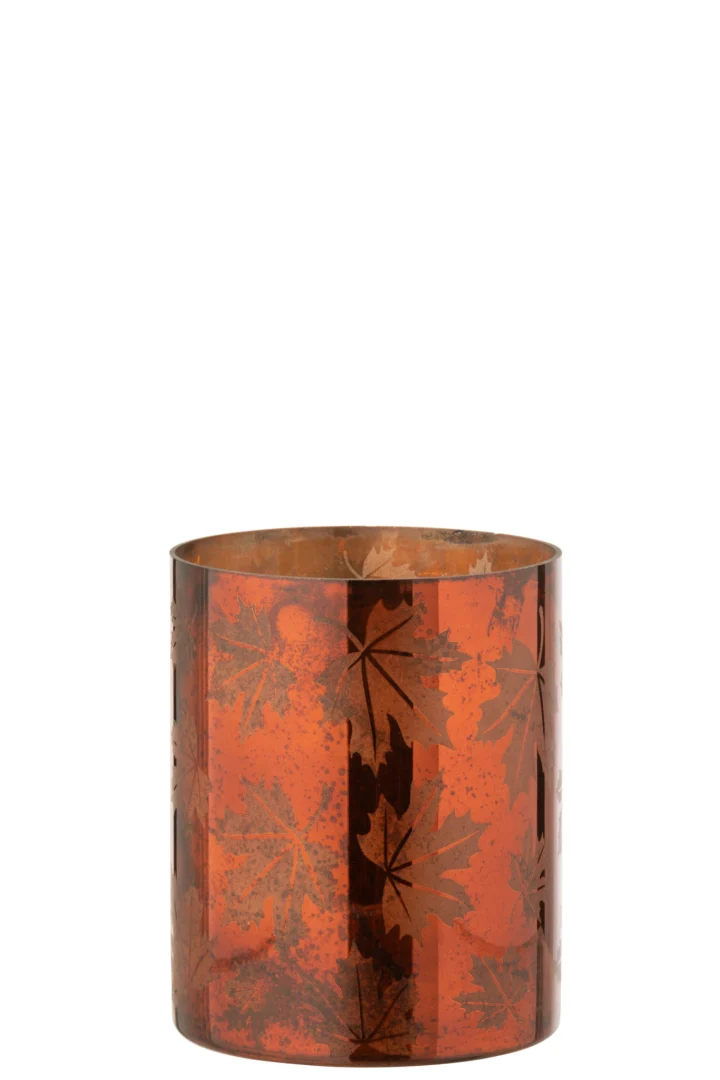 De Kaarsenhouder Glas Roestbruin Groot is een cilindervormige glazen kandelaar met een oranje tint en bruine herfstbladmotieven geëtst op het oppervlak, afgebeeld tegen een witte achtergrond.