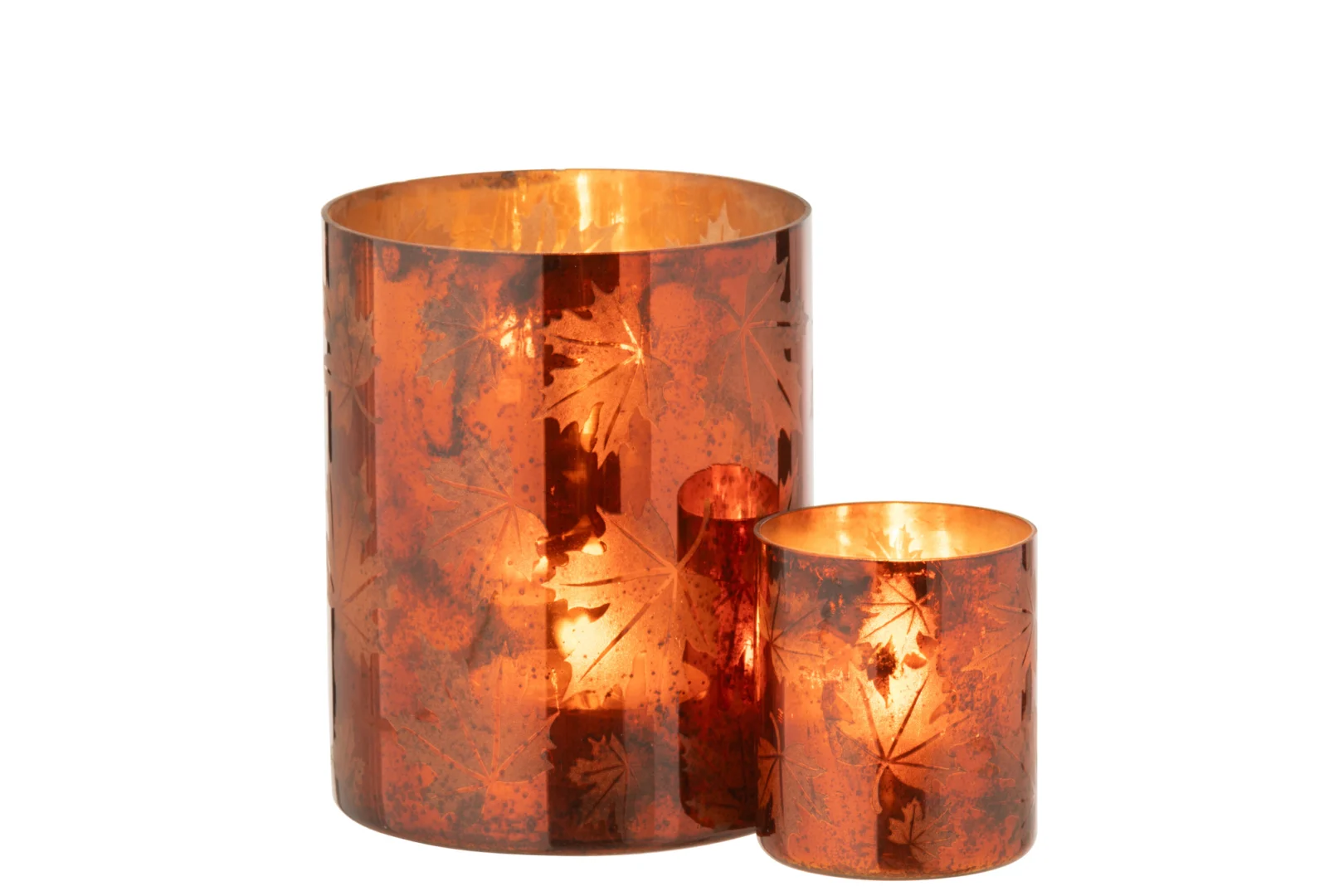 Een grote cilindervormige glazen kandelaar in een warme roestbruine kleur, met geëtste bladmotieven en oplichtend bij kaarslicht binnenin. Productnaam: Kaarsenhouder Glas Roestbruin Groot.