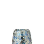 De Kaarsenhouder Mozaïekglas Grijs/Blauw is een kleine glazen houder met blauwe, zilveren en grijze mozaïektegeltjes in een ruitpatroon op een witte achtergrond.