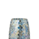 Het Kaarsenhouder Mozaïekglas Grijs Blauw heeft een mozaïek van blauwe, grijze en iriserende tegels in een ruitpatroon op een witte achtergrond.