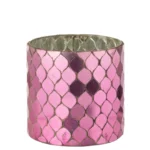De Kaarsenhouder Cilinder Mozaïekglas Fuchsia is een cilindervormige houder met een glanzende fuchsia mozaïek buitenkant en een zilvermetallic binnenkant.