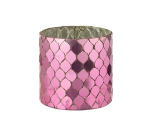 De Kaarsenhouder Cilinder Mozaïekglas Fuchsia is een cilindervormige houder met een glanzende fuchsia mozaïek buitenkant en een zilvermetallic binnenkant.