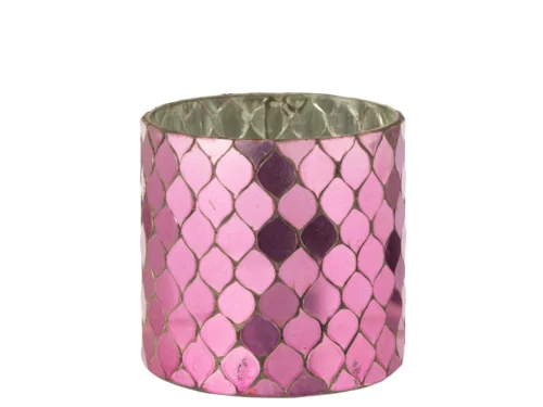 De Kaarsenhouder Cilinder Mozaïekglas Fuchsia is een cilindervormige houder met een glanzende fuchsia mozaïek buitenkant en een zilvermetallic binnenkant.